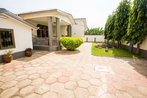 5-bed house with 2- bed boys quarters for sale in Baatsonaa, Spintex.